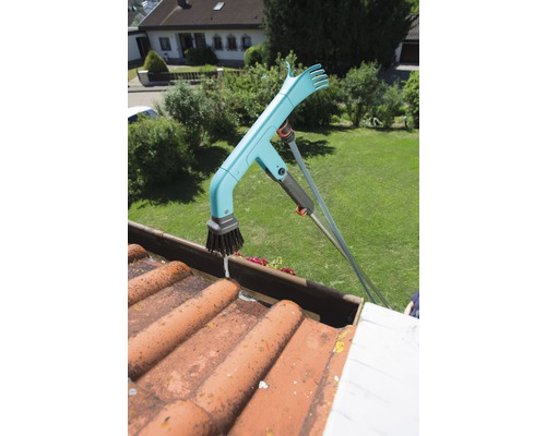 Nettoyeur de gouttières en action sur un toit