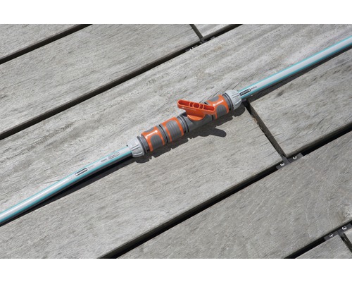 Tuyau d''arrosage avec vanne d''arrêt sur terrasse en bois