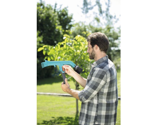 Un homme utilise une brosse de nettoyage télescopique pour l''extérieur