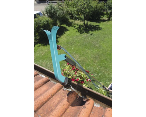 Nettoyeur de gouttières en utilisation sur un toit