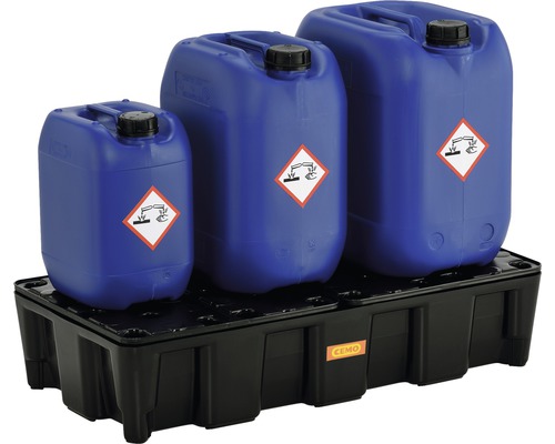 Trois bidons bleus sur un bac de rétention noir avec le symbole de danger corrosif