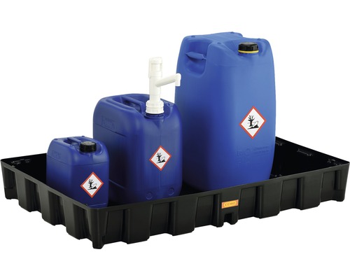 Auffangwanne mit drei blauen Behältern, die mit dem Symbol für Umweltgefährdung gekennzeichnet sind