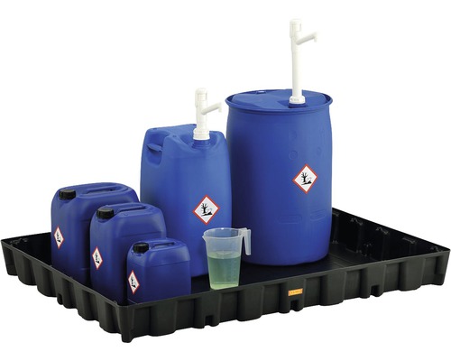 Bac de rétention avec récipients bleus pour matières dangereuses et gobelet gradué