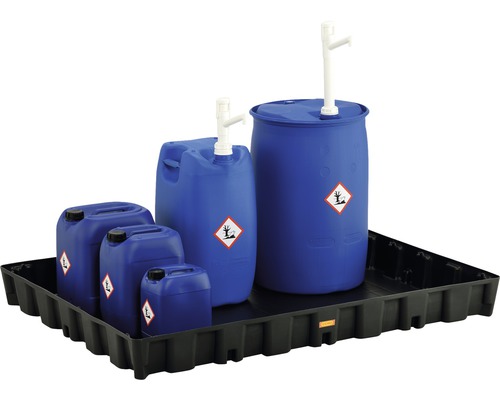 Bac de rétention avec bidons et fût avec symbole danger pour la santé