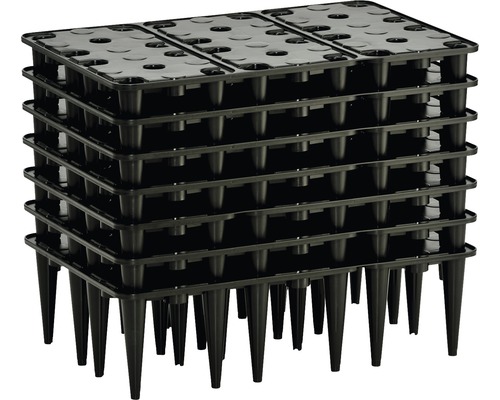 Stapel schwarzer Kunststoff-Pflanzgefäße für den Garten