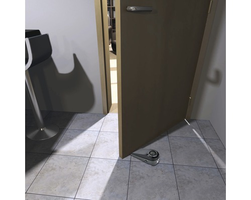 Butée de porte en métal devant une porte partiellement ouverte