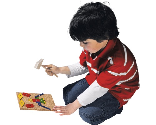Un enfant joue avec un marteau et un jeu de planches de liège.