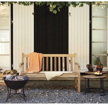 Extérieur avec banc en bois, foyer et table d''appoint sur gravier
