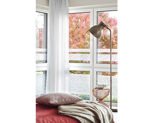 Intérieur avec film occultant pour fenêtre, lampadaire et textiles
