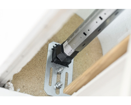 Befestigungsschiene mit Montageplatte an der Wand montiert