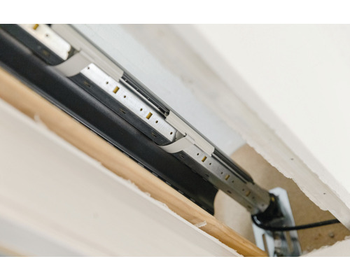 Detailansicht eines Rollladenkastens mit Führungsschienen