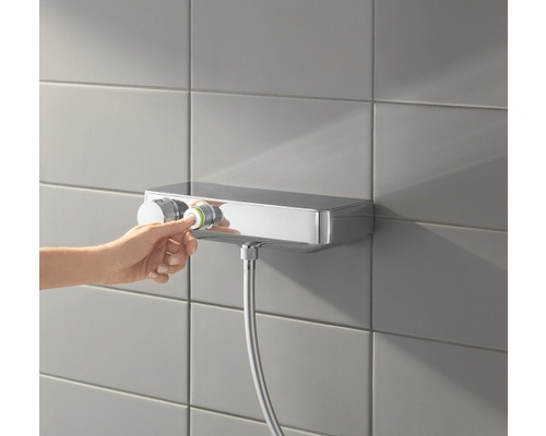 Mitigeur thermostatique apparent avec commande manuelle dans la salle de bains