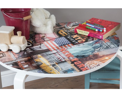 Table pour enfants avec motif New York, jouets et feutres