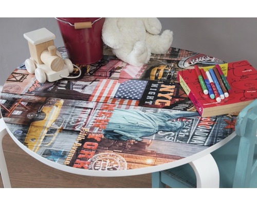 Table pour enfants avec motif New York et jouets