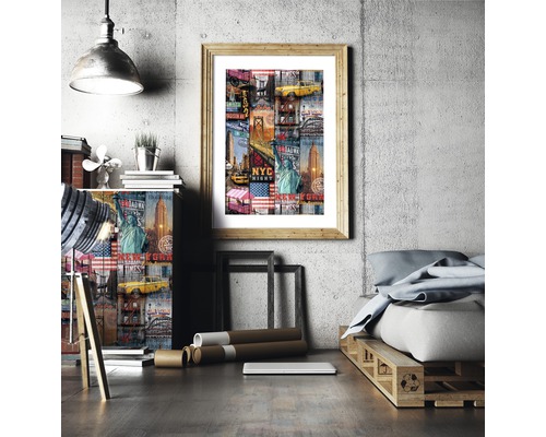 Espace de vie avec une image encadrée de New York, une armoire avec un motif similaire et un lit sur une palette