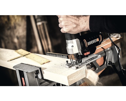 Eine Stichsäge der Marke Worx schneidet ein Werkstück.