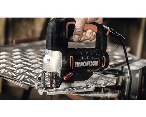 WORX Stichsäge beim Schneiden von Metall