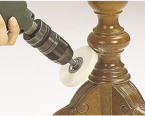 Schleifmaschine mit Polieraufsatz an Holzmöbel