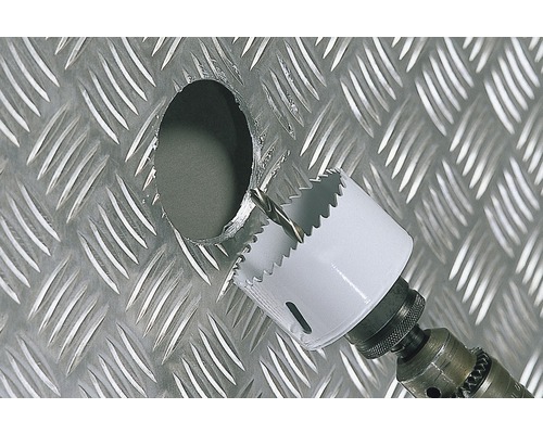 Lochsäge bohrt Loch in Metallplatte