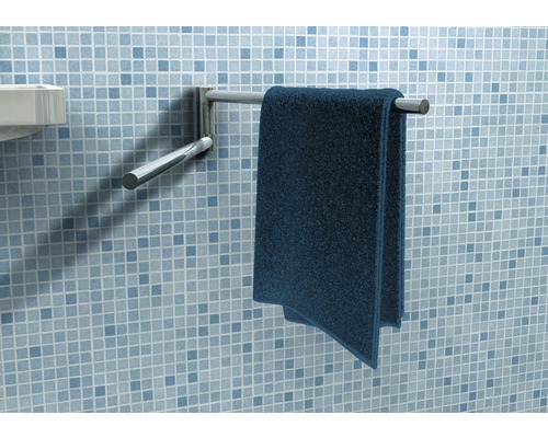 Porte-serviettes avec serviette bleue dans la salle de bain