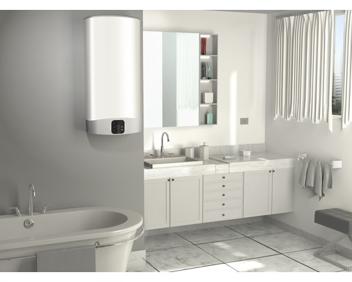 Salle de bain avec baignoire, meuble sous-lavabo et chauffe-eau