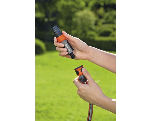 Gartenschlauch-Anschlüsse werden von Händen verbunden