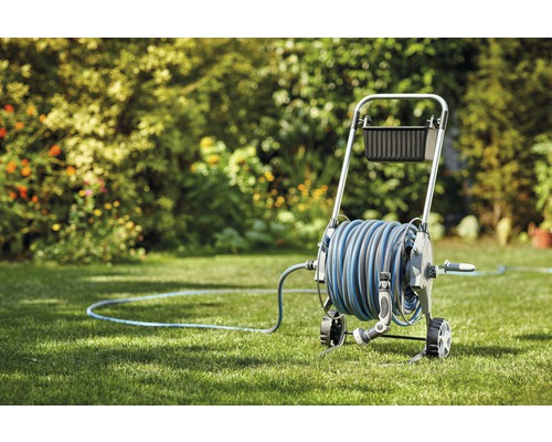 Gartenschlauchwagen mit Schlauch im Garten