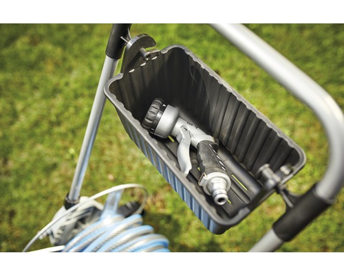 Gartenschlauchwagen mit Gartenspritze in Ablage