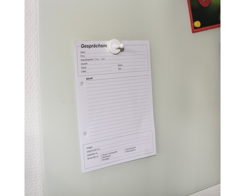 Notizblatt mit Magnet an einer Oberfläche