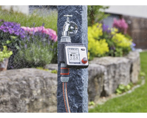 Gartenschlauch mit Wasserhahn und Bewässerungssteuerung