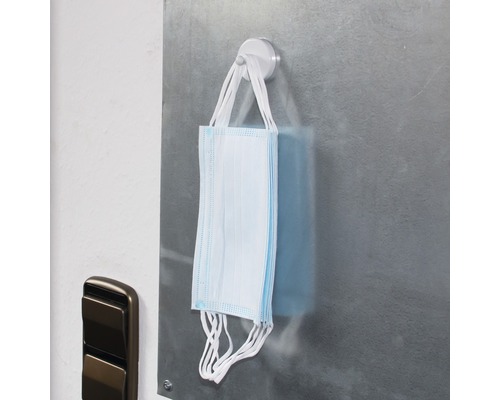 Stapel Mundschutzmasken an magnetischer Halterung