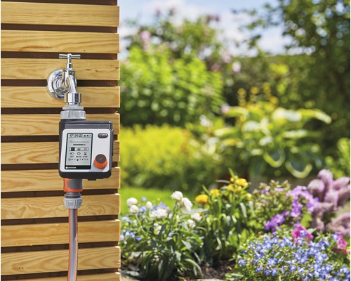 Gartenbewässerungssystem mit digitaler Steuerung am Wasserhahn im Garten.