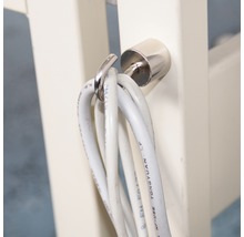Mehrere weiße Kabel hängen an einem Haken.