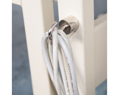 Mehrere weiße Kabel hängen an einem Haken.