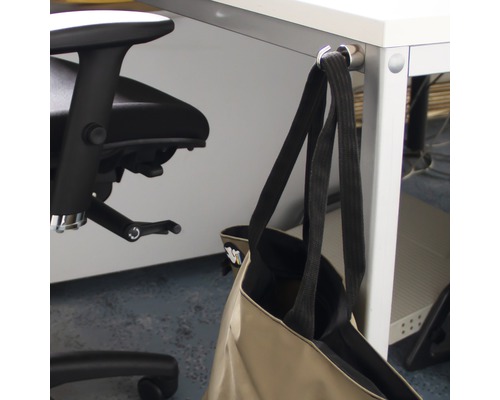 Crochet de sac à main sur un bureau avec un sac à main suspendu