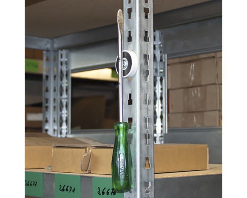 Schlitzschraubendreher mit magnetischem Werkzeughalter an einem Metallregal