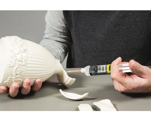 Réparer un vase cassé avec de la colle