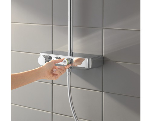 Aufputz Duscharmatur mit Handbedienung im Badezimmer.