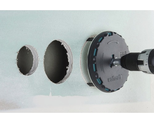 Scie cloche Wolfcraft en cours d''utilisation sur un mur