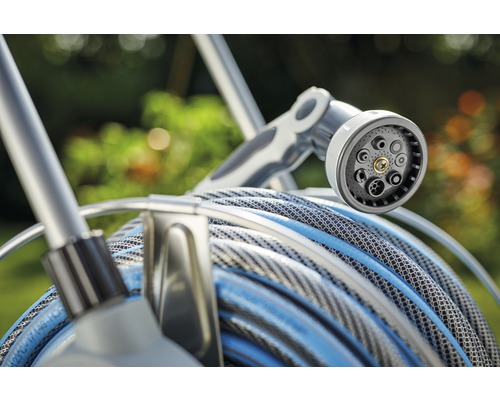 Aufgerollter Gartenschlauch mit Spritzkopf