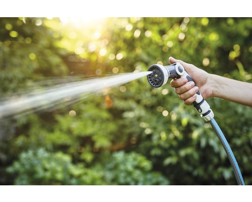 Gartenschlauch mit Sprühkopf im Einsatz