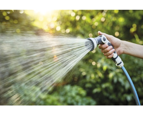 Bewässerung mit einer Gartenspritze