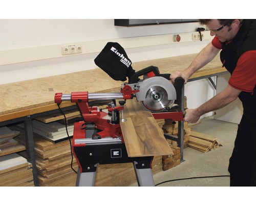 Scie à onglet avec un homme coupant une pièce de bois