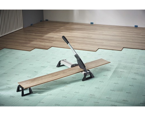 Coupe-laminé coupant du stratifié sur un tapis isolant