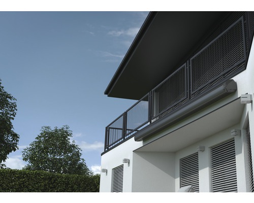 Vue d''un bâtiment avec balcon et coffre de volet roulant