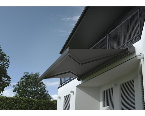 Store banne à bras articulé déployé sur la maison