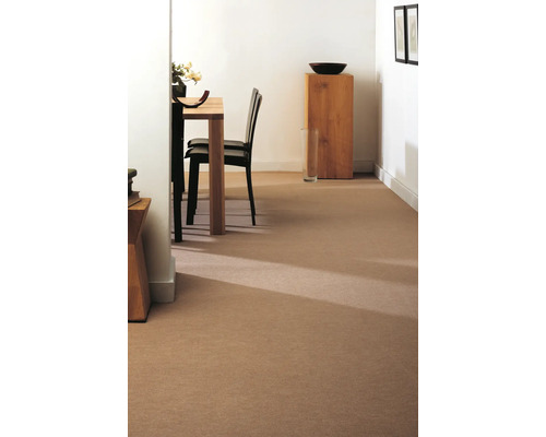 Nahaufnahme eines Raumes mit Teppichboden, Tisch, Stühlen und einem Holzschrank.