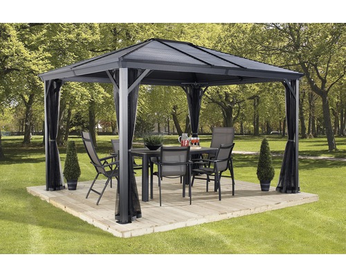 Pavillon mit Tisch und Stühlen im Garten