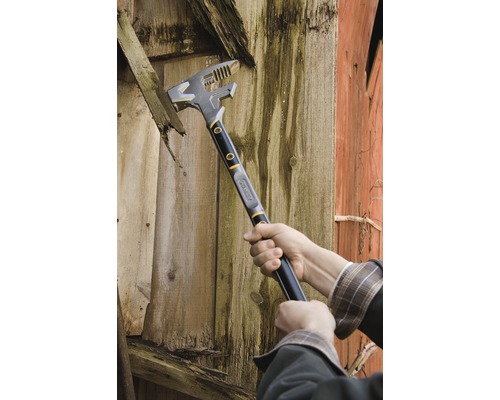 Une personne retire une planche de bois avec un outil multifonction