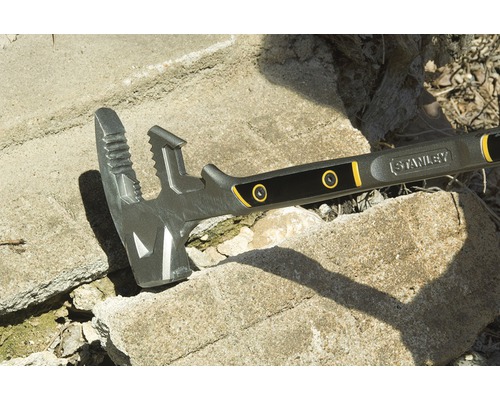 Marteau de démolition Stanley sur fond en béton